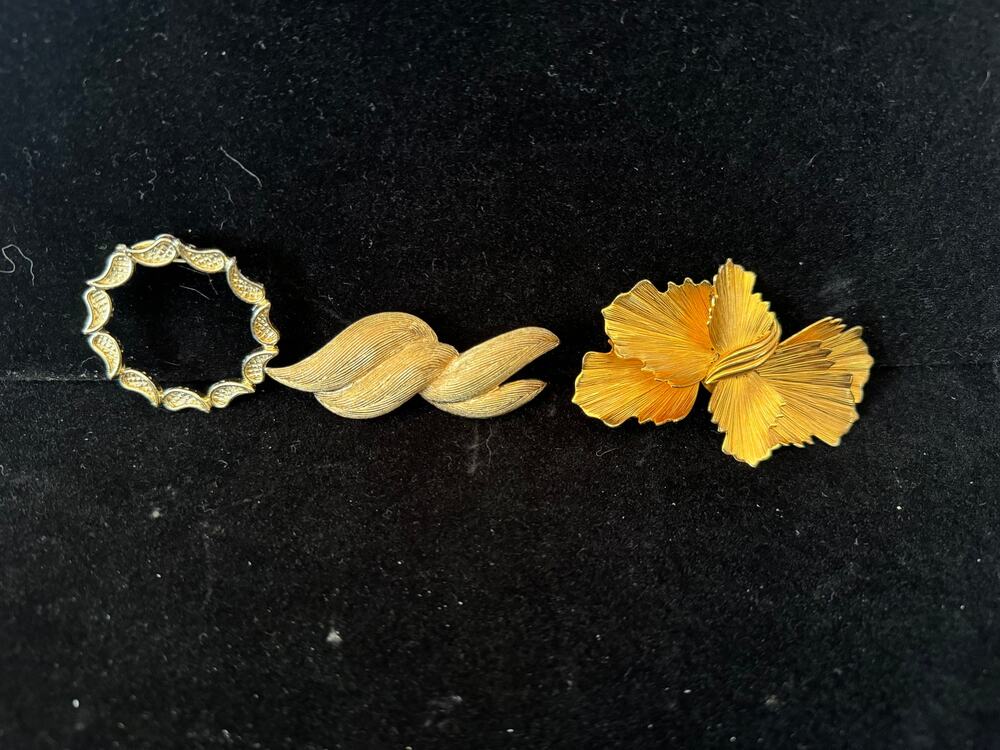 Brooch Lot 3 Signed Designer Pins Estate Monet Gold Tone Vintage EUC